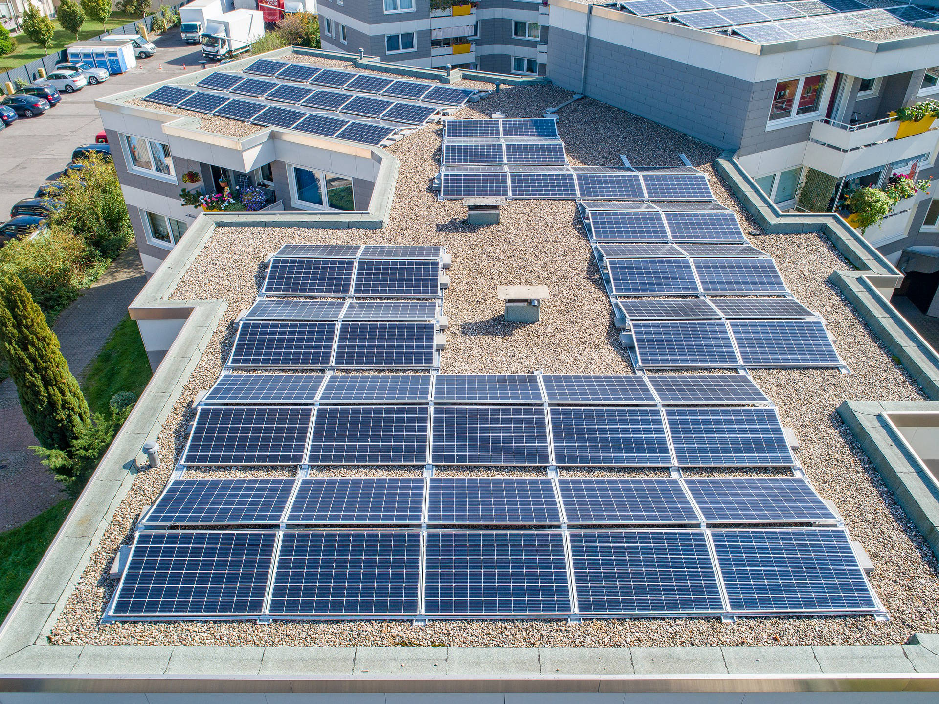 Módulos fotovoltaicos em cobertura de edificação