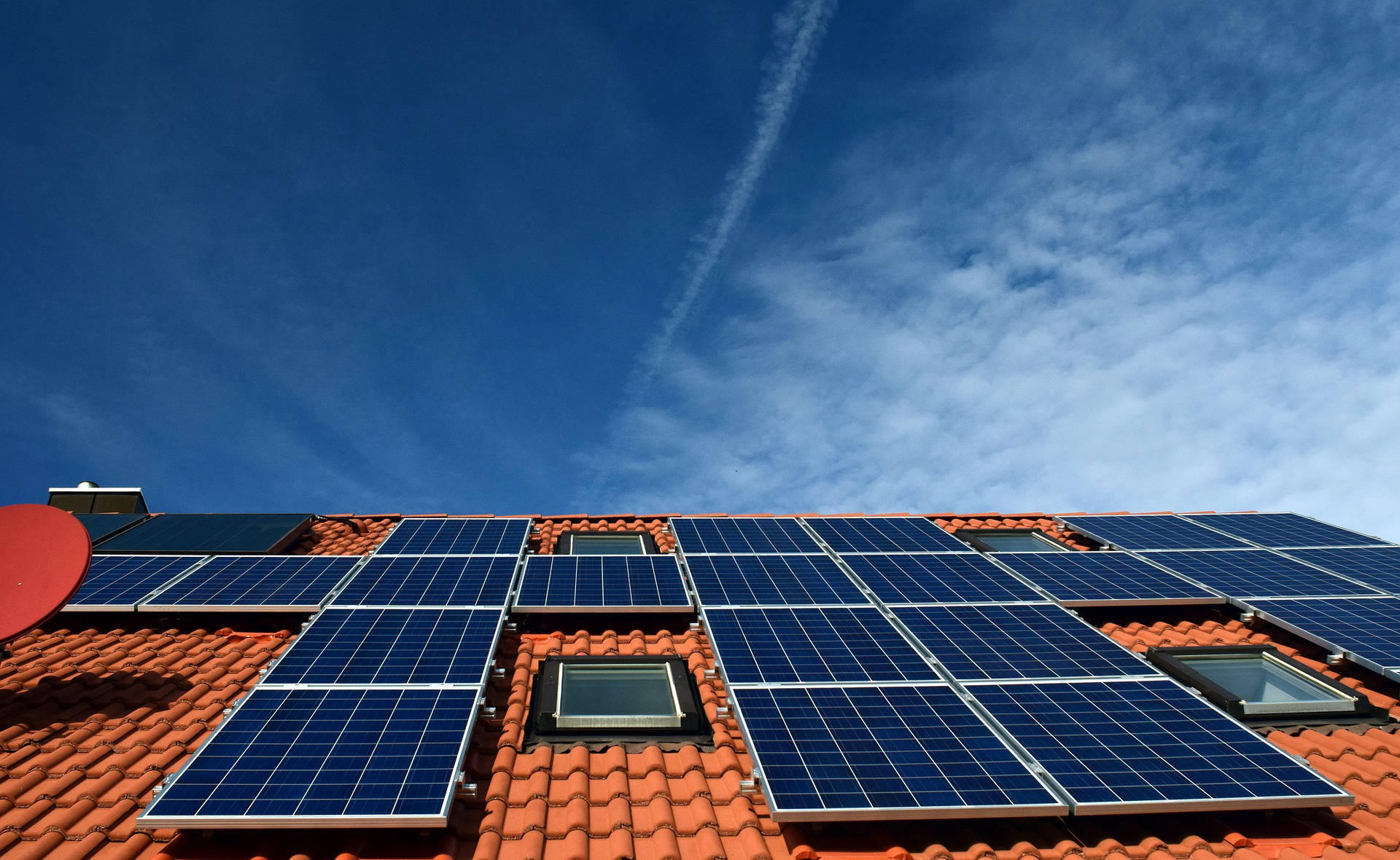 Módulos fotovoltaicos em telhado cerâmico