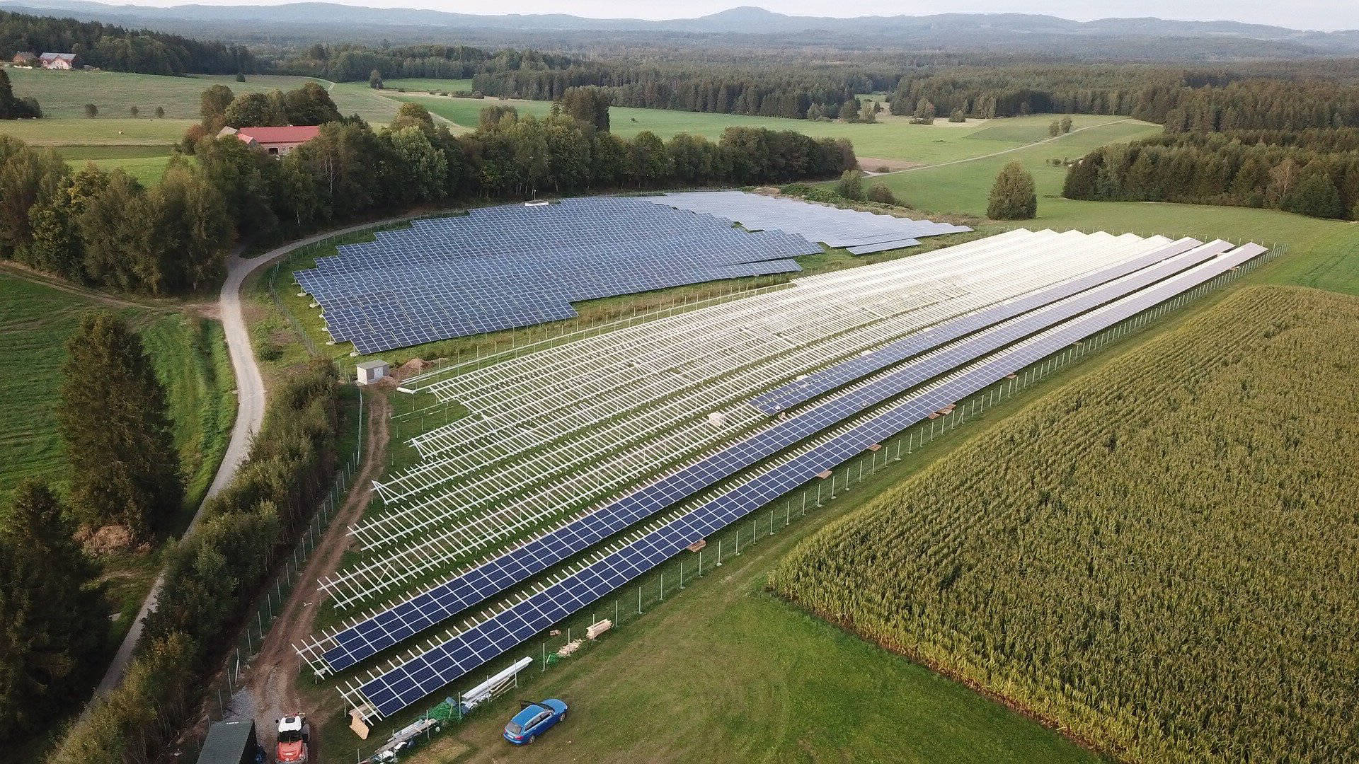 Painéis solares montados em solo, em área rural