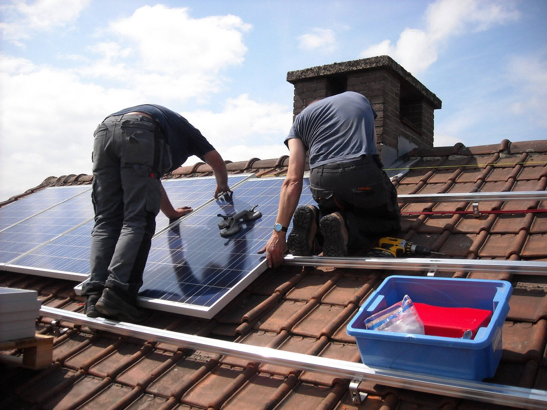 Montagem de módulos fotovoltaicos em telhado cerâmico